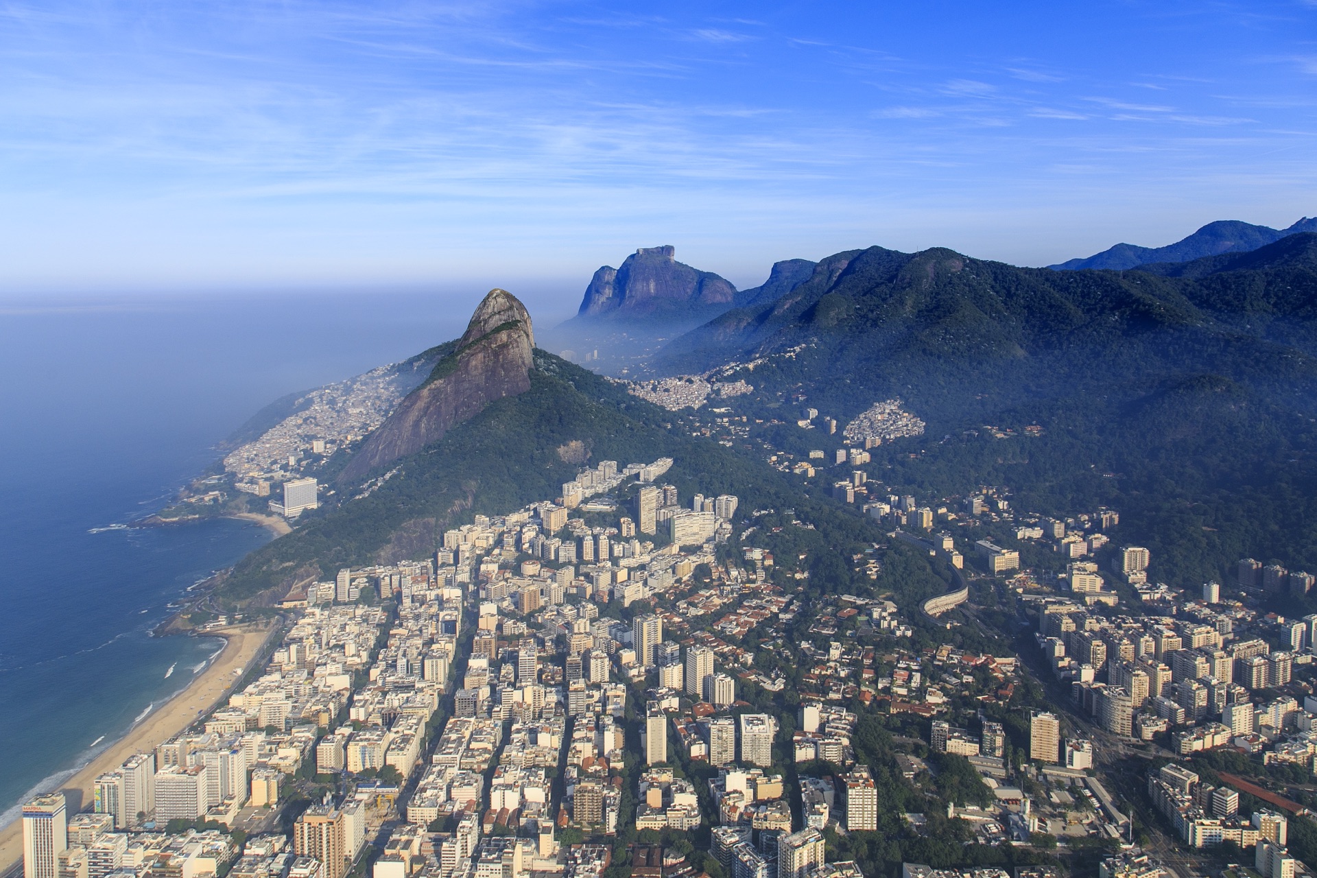 O Leblon visto do alto: a orla e o Morro Dois Irmãos